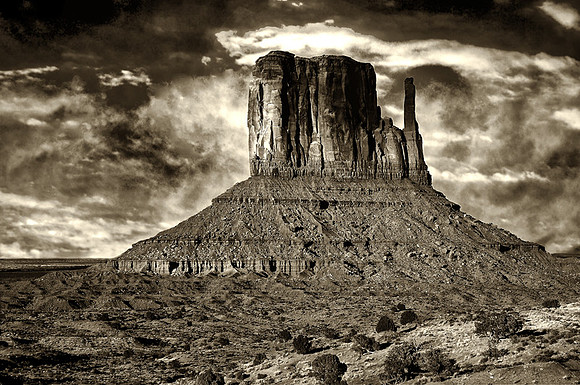 CAT 11502 CD363 MOMUMENT VALLEY IN BLACK AND WHITE